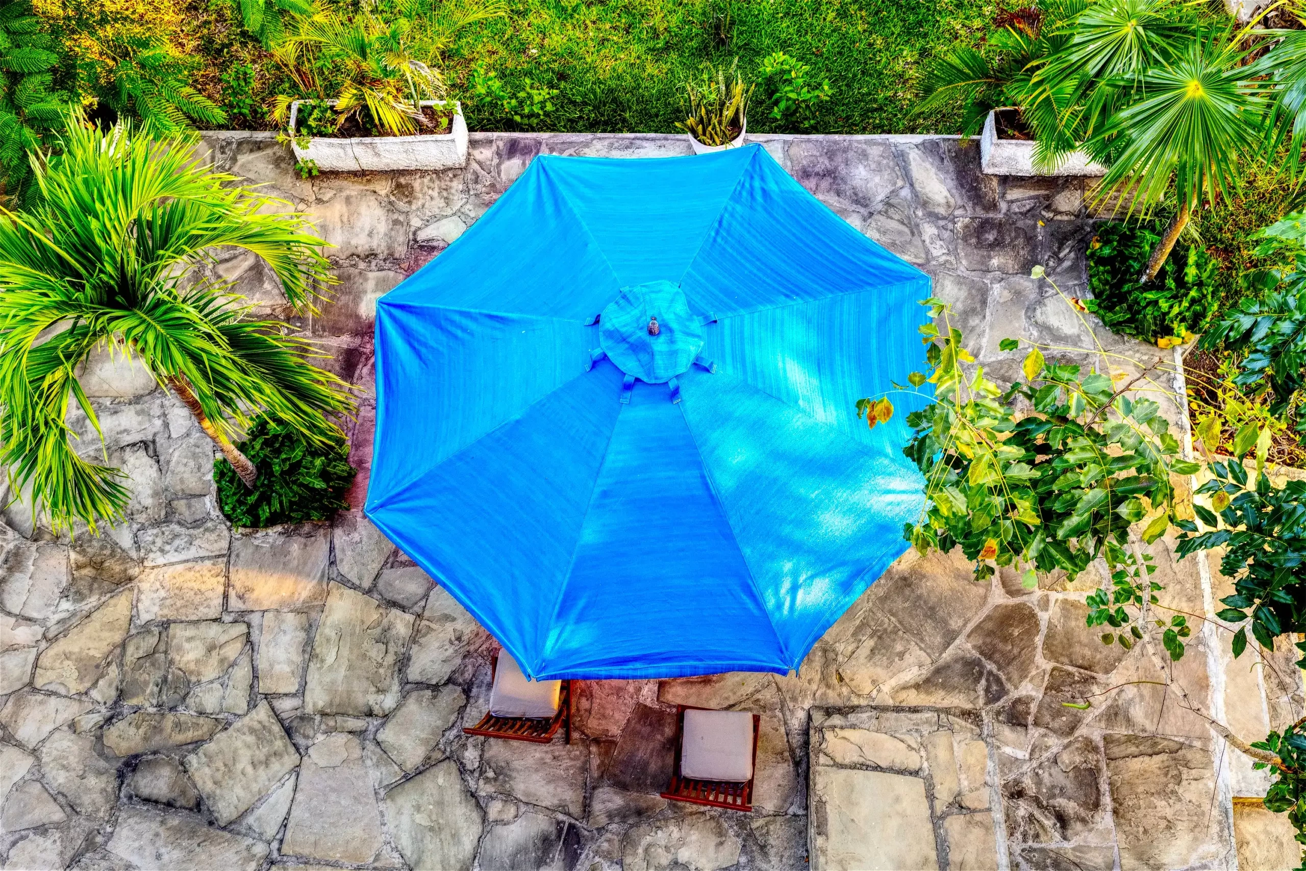 Aerial photo of a garden umbrella at Dacha Diani apartments